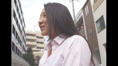 ☆熟女ナンパ☆素人ナンパ☆中だし☆爆乳！エロいよね中出しx爆乳！フェラじゃないとダメなのよ…人妻ナンパの淫乱エロ動画「欲しいの…汚ちんぽ！」本真ゆりのthumbnail