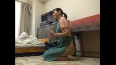 ♡家政婦の人妻…「僕のチンポもお掃除してください♡」おねだりする淫乱マンコ…欲求不満奥様のイケナイSEXのthumbnail