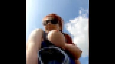 赤髪のおばさんが草原でおっぱい丸出しで歩いているぞｗｗｗのthumbnail