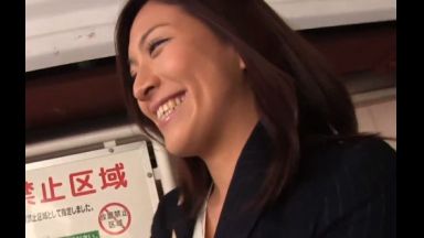 ♥人妻「1年ぶりですね…また来ちゃいました♥」パイパンおまんこ奥さんがスケスケ水着を着てイキ狂っちゃうのthumbnail