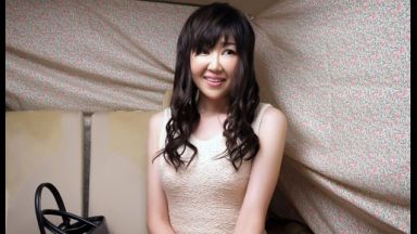 ☆人妻ナンパ☆　３６歳だという夕暮れの恵比寿で見つけたとっても上品でエレガントな完熟寸前の美人奥さまがとびきりスケベな淫乱メス犬に豹変！街頭アンケートに協力して欲しいと持ち掛けられて連れ込まれたロケ車の中で濡れたぎる雌穴に快楽を与え続けられて性的欲望が覚醒した人妻が魅せる淫らな姿を見逃すな！のthumbnail