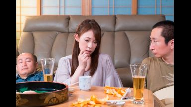 ♡父の再婚相手は29歳の僕と同年代の清楚な女性…父が寝入る横で新しい母親に中出ししちゃう息子…姉弟のようなお母さんのthumbnail