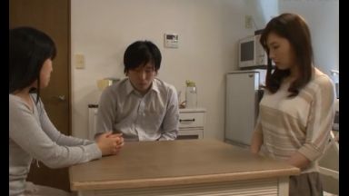 ☆近親相姦！みんな観て…絶倫x中出し！手マンでみんな精子ドピュと愛液トロトロまんこでしょ※ 痴女の最高エロ動画→熟女のthumbnail