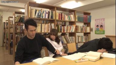 ＜NTR＞「ちょっとやめて！」美人大学生のお姉さんが図書館でカレシと勉強中に居眠り中の彼氏の横で他人棒に犯される始末のthumbnail