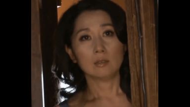 美人な母ちゃんにオナニー見られたけどまさかのそのまま手伝ってくれたｗｗのthumbnail