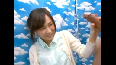 【素人ナンパ】「近いですよぉ♡」草食チンポを細身の奥様に押付けオナサポ依頼！夫に内緒の高額謝礼につられ濃厚奉仕で大量射精！のthumbnail