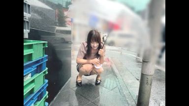 素人美少女がリモコンバイブ装着して野外をお散歩するエロ企画！リモバイの快感にアソコを濡らす敏感ボディなお姉さん！のthumbnail