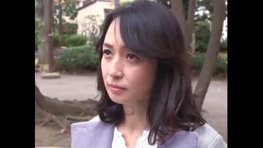 ！公園で完熟おPussyを濡らしてdickを誘惑するHousewife「ねぇ家に来て私の絵のモデルになってよ…！」のthumbnail