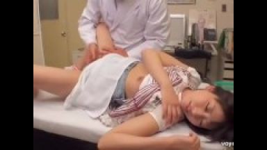 エッチなお医者さんにめちゃくちゃ犯される童顔ロリ巨乳レイプで強制マジイキまくり絶頂大量潮吹きのthumbnail