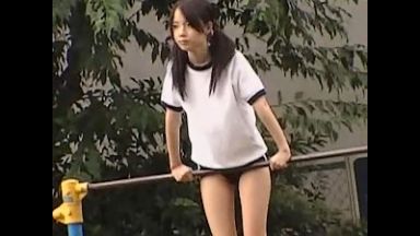 公園の鉄棒でオナる美少女中学生がいたので自宅に連れ込んで淫行【みなともも JCロリ 貧乳】のthumbnail