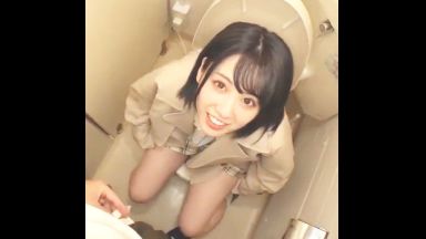 ♡ノーブラでリモバイ挿入してお散歩中に公衆便所でチンポ欲しがる変態お姉さん♡僕の肉便器に堕ちた可愛い美魔女のthumbnail