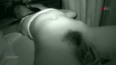 下着姿で無防備に寝ているお姉ちゃんを夜這いする弟！近親相姦セックスをハメ撮りしちゃうのthumbnail