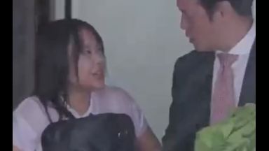 ♡台風でずぶ濡れ生徒と教師が学校に取り残されたら…妻を裏切って女子校生とイケナイ関係に「先生…抱いて♡」のthumbnail