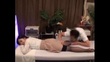 ☆奥様☆『あっ･･･気持ちいい･･･』にこにこで施術を受けていたらだんだんとマッサージ師の本性があらわに！のthumbnail