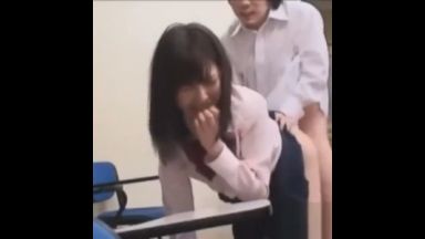 教室でセックスしちゃうJKカップル！他のJKに見られてると知らずに・・・のthumbnail