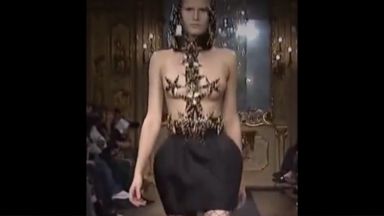 乳首が丸見えになったファッションショーの特集をご覧下さいｗｗｗのthumbnail