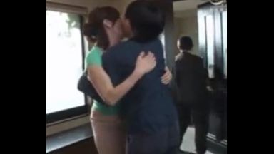 ♡母子相姦「いってらっしゃい♡あなた…父さん」出掛けた瞬間玄関で母と息子がハメ捲る…「中出し…いい？♡」垂れ流れる精子のthumbnail