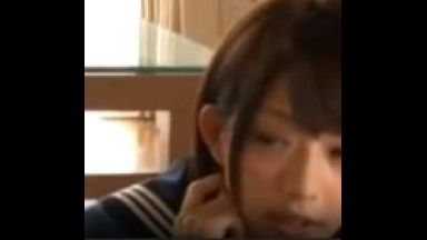 「んっ…あん♡声出ちゃう…」家族がいる前で友達の妹をこたつ越しに犯してしまうイケメン男子学生///のthumbnail