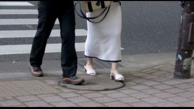 ３４歳だという旦那様とは二年以上も夜の営みがないとおっしゃるとっても上品で言葉遣いも丁寧な美人奥さまがとびきりスケベな淫乱メス犬に豹変！昼下がりの六本木で街頭アンケートを装い近寄ってきたナンパ師に剥き出しの雌穴を問答無用で虐め抜かれて完全発情した人妻が魅せる淫らな姿を見逃すな！のthumbnail