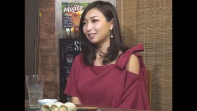 【連れ込み】相席居酒屋でナンパした三十路美魔女美女人妻！居酒屋トイレでキスから自宅お持ち帰りするエロ浮気妻を盗撮隠し撮り！のthumbnail