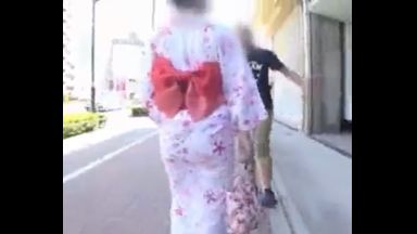 ♥花火大会へ行く途中で10分だけ浴衣脱いでチンポ挿入しちゃった少女…精子まみれになっちゃったのthumbnail