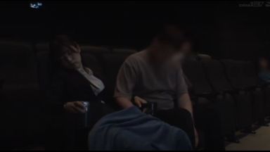 【映画館×痴漢】ほろ酔いで映画を見てうたた寝する美人OLに魔の手が忍び寄る!パンスト破いて口押さえられながらクリ責め絶頂♡のthumbnail