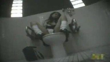 【盗撮】ギャルのトイレ姿が盗撮！…かと思いきや…なんて事をしちゃってんの？！のthumbnail