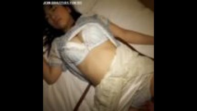 【個人撮影・泥酔美女】酔って爆睡中の美女を夜這いして犯す！その気になった女も騎乗位で腰振り！のthumbnail