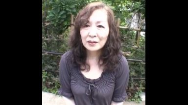 ！！孫が2人いる62歳お婆ちゃんは74歳の彼がいるけどおマンコは全然満足できないから…まだまだ女なのよのthumbnail