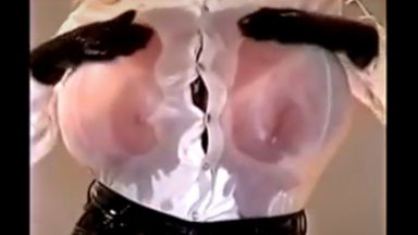 ヤバい爆乳のお姉さんの服を濡らしたらスケスケだったｗｗｗのthumbnail