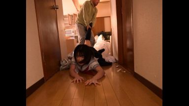 ！！隣のゴミ屋敷に引きずり込まれて犯される女子校生…財布を拾ったのに取ったと勘違いされて中出しで償わさた思春期おマンコのthumbnail