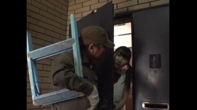 <レイプ>「すぐ終わるんで、中入れて貰えます?」押し入った不審者、首を絞めて脅した後はチッパイ娘のツルマンに汚汁を･･･!のthumbnail