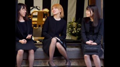 ♡喪服人妻※葬式で再開した人妻になった同級生を泥酔させて輪姦レイプしちゃう♡いいよ…みんなも挿入するの？のthumbnail