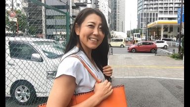☆人妻ナンパ☆　４５歳だという程良い肉付きのスレンダーボディがひと際目を惹く浮気なんて一度もしたことない美人奥さまがとびきりスケベな淫乱メス犬に豹変！昼下がりの街中で突然声を掛けてきた年下の若いナンパ師に女心をくすぐられてソノ気になった欲求不満のドスケベ人妻が魅せる淫らな姿を見逃すな！のthumbnail