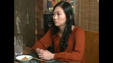 【連れ込み】相席居酒屋でナンパした40代美魔女美女人妻を自宅で盗撮隠し撮り！他人棒で喘ぐ淫乱浮気妻のエロエロ不倫セックス！のthumbnail