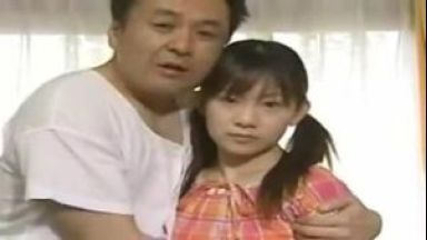 【ヘンリー塚本】自分の娘のロリ学生を全裸にしてち〇こ挿れちゃう(*ﾉωﾉ)のthumbnail