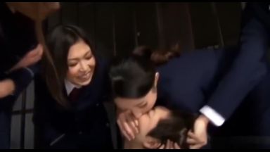 ドSな女監視達による逆レイプ! 聖水飲まされたり、窒息ベロチューに唾吐きかけられ等痴女責めが止まらない!のthumbnail