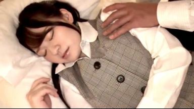 【制服女子】一緒に働いている女同僚がまさかの泥酔！終電を逃してホテルで相部屋になり、寝ている隙に生ハメピストンのthumbnail