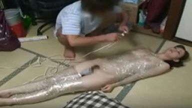 【素人】体をラップで巻いてイラマチオしてるぞぉー！変態カップルのかなりマニアックな調教セックスだぁー！のthumbnail