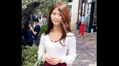 ☆人妻ナンパ☆　３２歳だというムッチムチの鬼盛りデカ尻がひと際目を惹く元CAだとおっしゃる美人奥さまがとびきりスケベな淫乱メス犬に豹変！昼下がりの三軒茶屋で街頭アンケートを装って近寄ってきた名前も知らないナンパ師に匂い立つご無沙汰マ●コを虐め抜かれて完全発情したドスケベ人妻の淫らな姿を見逃すな！のthumbnail