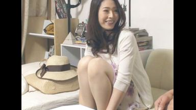 ♡人妻中出し「37歳のおばさんを抱いてくれるの…？♡」欲求不満の奥様にたっぷりの精子を中だししちゃうのthumbnail