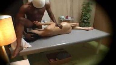 施術師に胸を揉まれて・アソコを手マンされるオンナさんは・フェラでナニをしゃぶって・孕ませ中出しセックスを喰らう…。のthumbnail