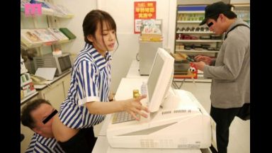 【八木奈々】コンビニの深夜バイトで助平な中年店長にイタズラされるスレンダー美少女！のthumbnail