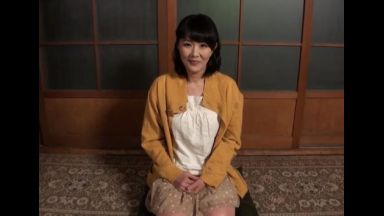 【熟女の尻アナ】｢じ、自信ですか?!｣カメラにドアップで拡げられる奥様のアナル!(まだ未使用)のthumbnail