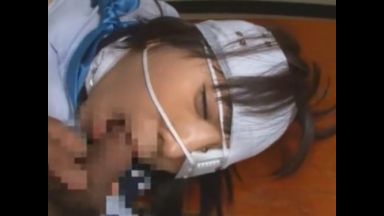 怪我をして動けない制服の女の子の体を触りチン・を擦り付け机に寝かせてフェラに嵌めて顔にブッカケています。のthumbnail