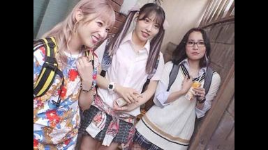 【小悪魔・ハーレム】チ〇ポを掴み奪い合ってきた3人のギャルJKが「誰とハメたい？」フル勃起した肉棒を生で挿入されて。。。のthumbnail