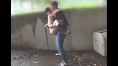 ♡幼い少女と屋外露出の駅弁で中出しファック…抱えられまま中だし精子が溢れて垂れ流されちゃうのthumbnail