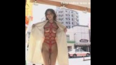 【露出・野外ファック】ここでファックするの？夜の街頭で露出・・店内で露出ファック！羞恥心ゼロの変態女！のthumbnail