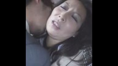 【泥酔熟女】酔った勢いで誘惑に応える熟女！巨根に感じて自宅で不倫・・精液をお口で味わう！のthumbnail