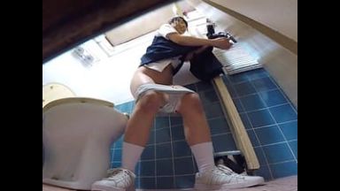 JCが公衆トイレで用を足している個室をこじ開けて中出しレイプする鬼畜ロリコン【井上そら 貧乳 中学生】のthumbnail